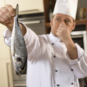 Controlli in ristoranti e pescherie, prodotti ittici avariati sequestrati