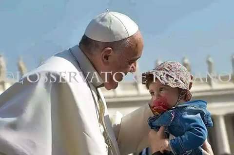 Cervinara, la tenera carezza del Papa alla piccola Fatima