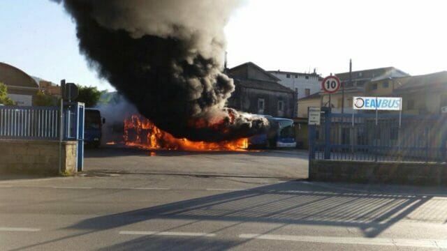Sant’Agata: in fiamme deposito di autobus