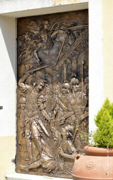 Cervinara, in anteprima le foto del portone di bronzo della Chiesa di San Potito
