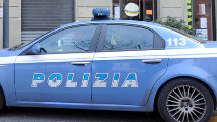 Cronaca, Avellino: Infrange la vetrina di un negozio e aggredisce i poliziotti