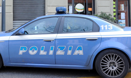 Cronaca, Avellino: Infrange la vetrina di un negozio e aggredisce i poliziotti