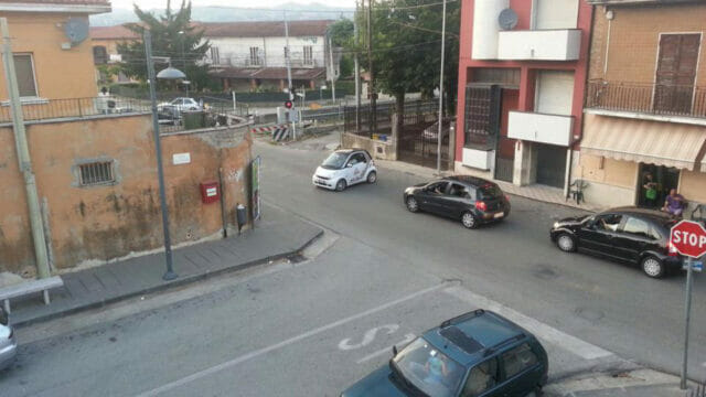 San Martino: Intervengono i carabinieri per sbloccare il passaggio a livello