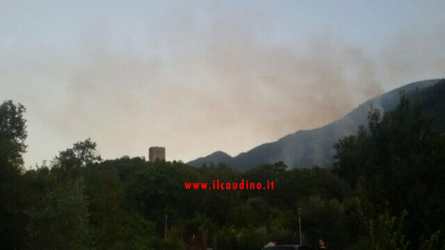 Cervinara: brucia la montagna del Castellone