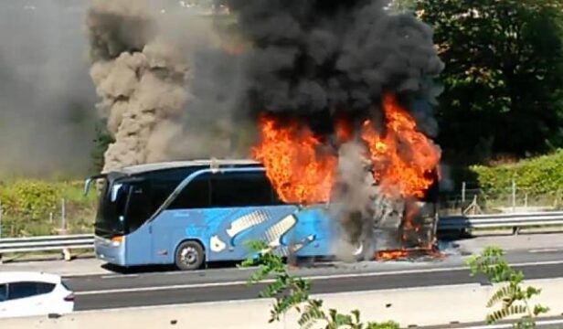 San Martino Valle caudina: Autobus in fiamme a Sferracavallo, traffico bloccato