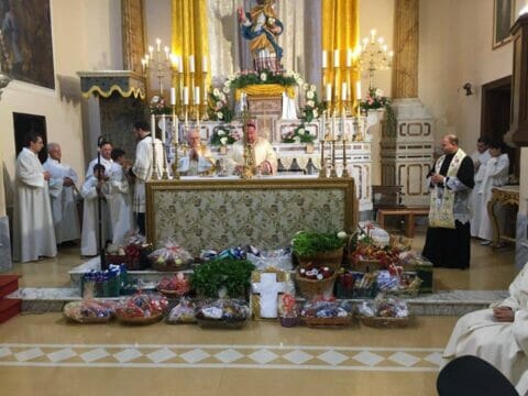 Alluvione a Paupisi: San Martino consegna il raccolto al parroco