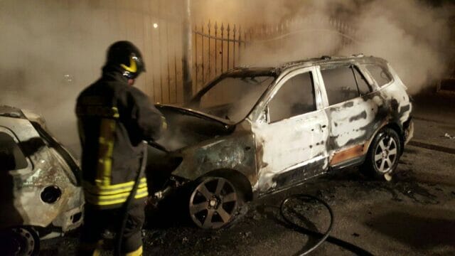 Cervinara, auto in fiamme: le foto