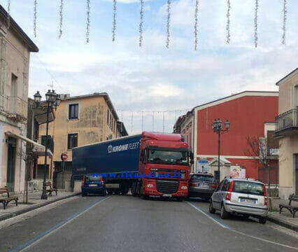 Cervinara, non rispetta divieto: camion si “incastra” a via Roma