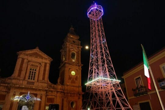 Airola: Si accende la Tour Eiffel in piazza Annunziata