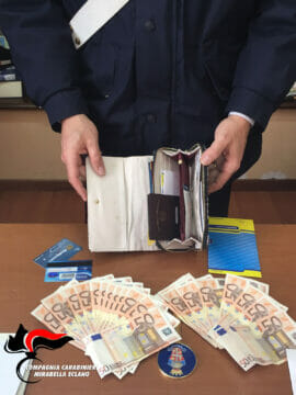 Ruba portafogli con mille euro: denunciata una donna