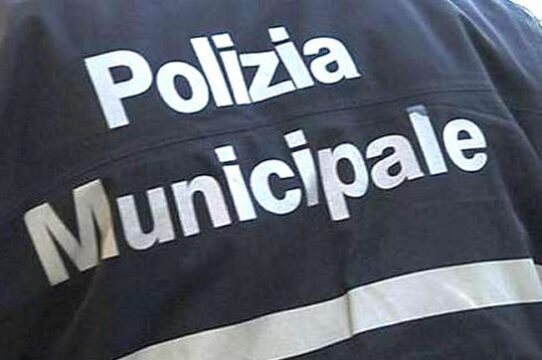 Due uomini sorpresi dai vigili urbani a fare sesso in villa: sanzioni per 10mila euro