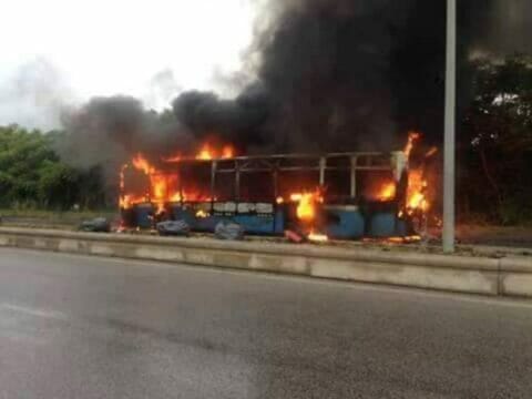 Cronaca, Napoli: Brucia bus, autista salva 20 passeggeri