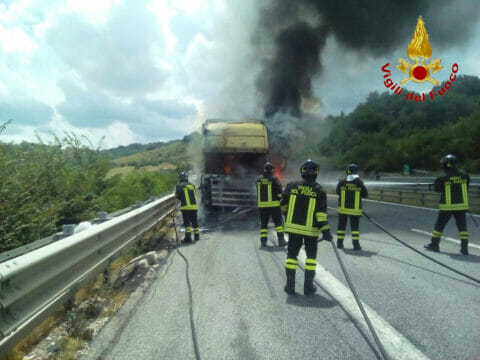 Cronaca, Vallata (Av): si incendia sull’A16 camion che trasportava olio