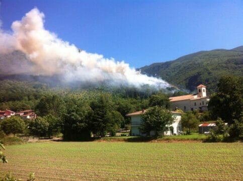 Cervinara, incendio sulle colline di San Biagio