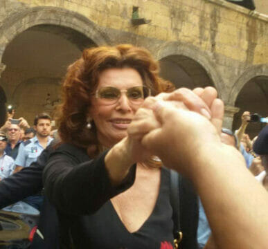 Napoli: Dolce & Gabbana e cittadinanza onoraria a Sophia Loren