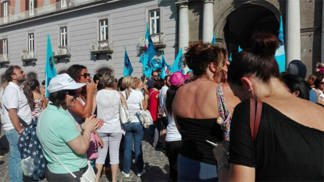 Valle Caudina: una folta delegazione di docenti caudini manifesta in Piazza del Plebiscito
