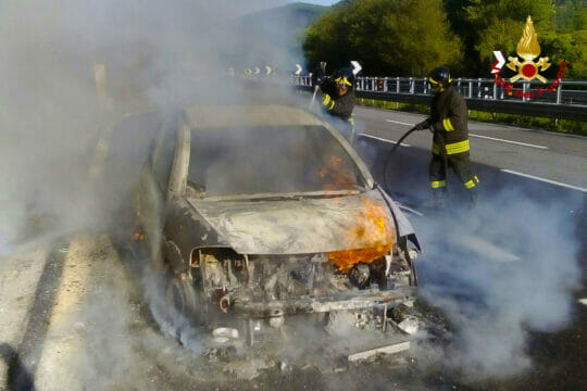 Cronaca, A16: prende fuoco un’auto, illesi gli occupanti