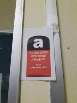 Poste di Cervinara, il cartello inquietante: “Contiene amianto, non danneggiare”