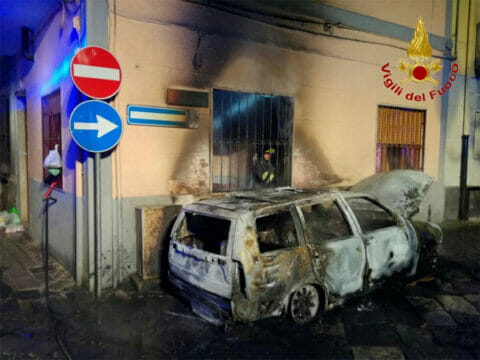 Cronaca, Avella: bruciata auto, il fuoco investe anche un’abitazione