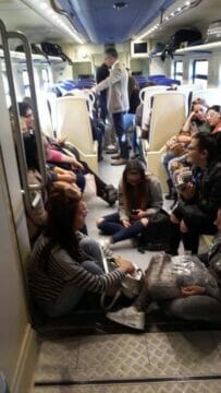 Valle Caudina: il treno stracolmo e i pendolari seduti a terra