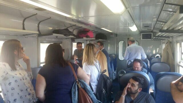 Valle Caudina, il treno si rompe: passeggeri bloccati tra Acerra e Cancello