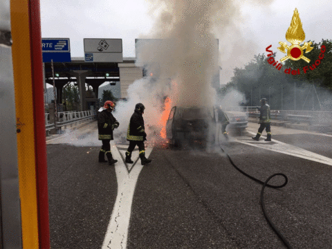 Cronaca, Mercogliano: si incendia auto al casello autostradale