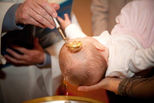 Cervinara, la piccola Giovanna riceve il Battesimo
