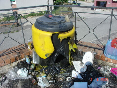 San Martino, brucia un contenitore di rifiuti: denunciato un giovane