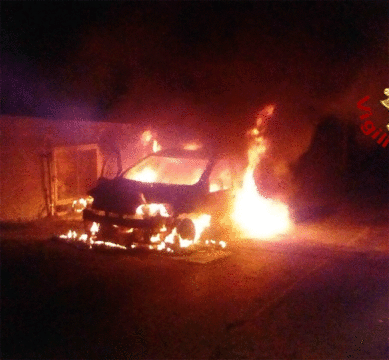 Cronaca: brucia auto nella notte