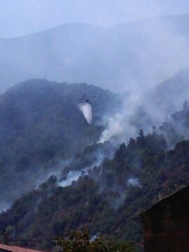 Cervinara: elicottero in azione per spegnere incendio in montagna