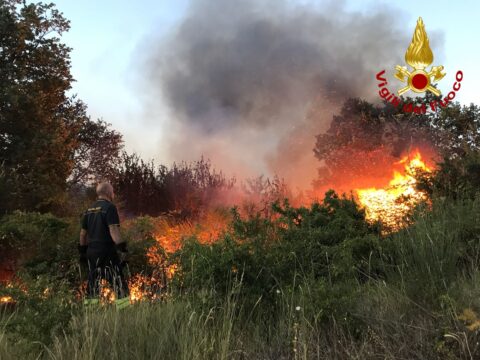 Valle Caudina, incendi: situazione critica a Summonte, interventi a Roccabascerana e Pietrastornina
