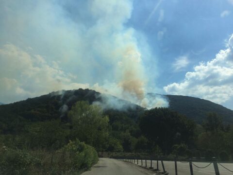 San Martino, brucia la montagna