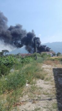 Valle Caudina: densa colonna di fumo nero