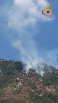 Valle Caudina: incendi a Roccabascerana e a Montevergine, bloccata la funicolare