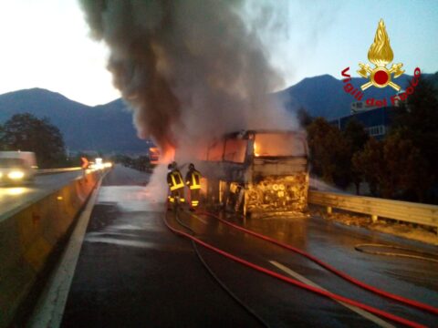 Cronaca: brucia su raccordo di Avellino l’autobus della banda musicale di Gioia del Colle