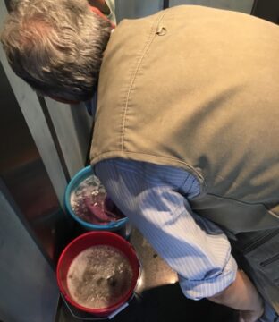 Valle Caudina – Antonio, 61 anni senza lavoro: pulisce le scale per tirare avanti