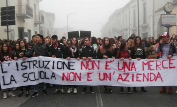 Montesarchio: in piazza la protesta degli studenti