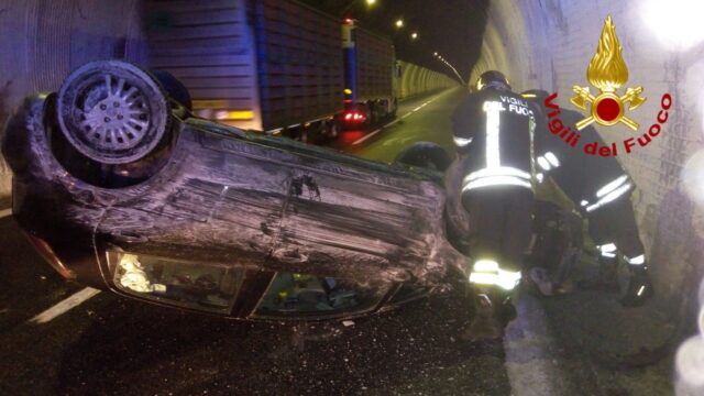 Cronaca: si ribalta un’auto sulla Napoli-Canosa, ferito il conducente