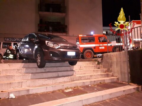 Avellino: Auto in bilico sulla scalinata di Piazza del Popolo