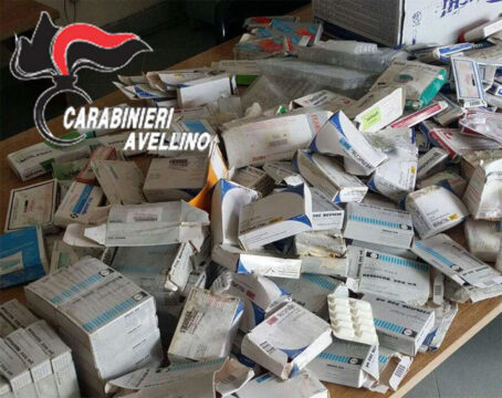 Cronaca: Centinaia di farmaci scaduti abbandonati in un casolare, indagano i carabinieri