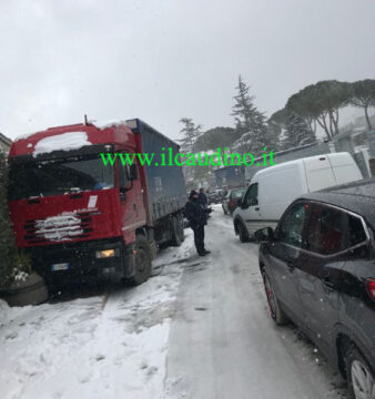 Valle Caudina: camion di traverso sulla salita di Forchia, Appia bloccata