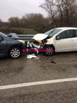 Cervinara: scontro frontale fra due auto a contrada Torricelli
