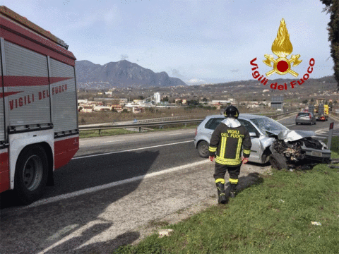 Cronaca, Avellino: auto fuori strada, ferito il guidatore