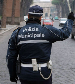 Roccabascerana: Chiama il 113 perchè la polizia municipale le sequestra l’auto