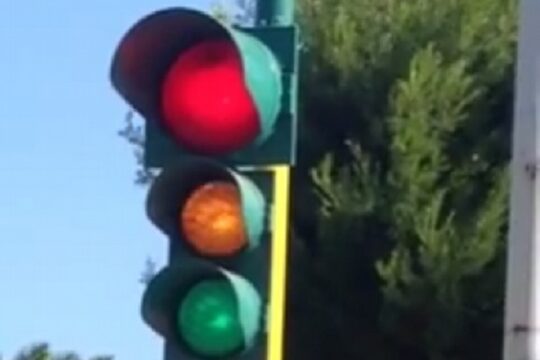 Cervinara: Il semaforo di via Rettifilo funziona regolarmente