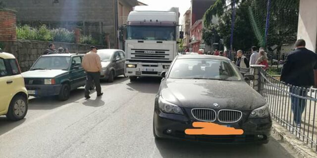 Montesarchio: auto blocca il traffico in via San Rocco