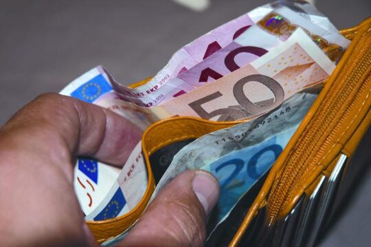 Ruba un portafogli con 300 euro, denunciata dai carabinieri