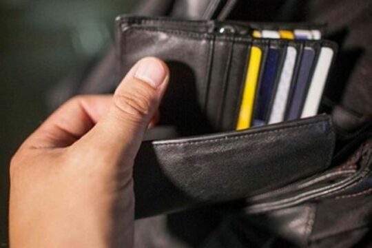 Montesarchio: le rubano il portafogli con soldi e carte di credito