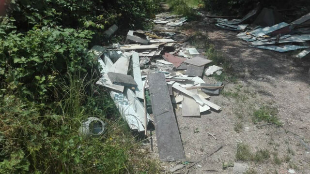Roccabascerana: Si rimuovono i rifiuti abbandonati sulla strada