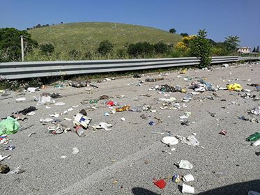 Valle Caudina: perdita di immondizia sulla scorrimento veloce